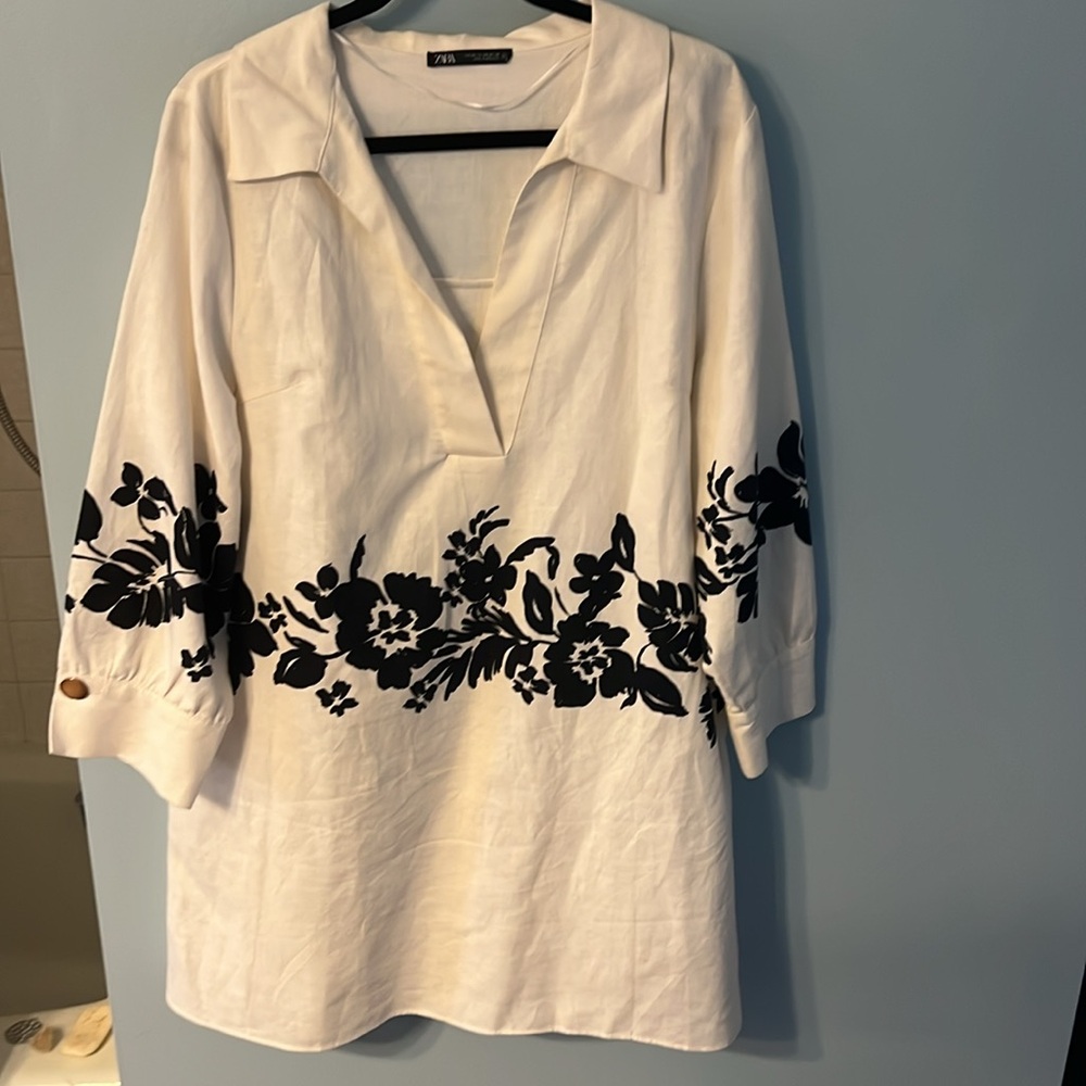 Zara Ivory Top with Black Accents - Picture 2 of 7